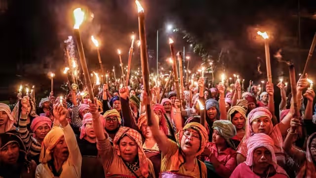 मणिपुर में महिलाओं ने मचाई तबाही, स्कूलों और घरों में लगाई आग ,RSS नेता ने दर्ज कराई शिकायत…