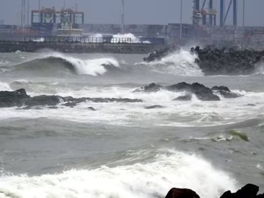 बंगाल की खाड़ी में भयंकर रूप ले रहा चक्रवाती तूफान,इन 12 राज्‍यों के लिए जारी हुआ भारी बारिश का अलर्ट