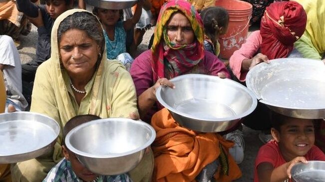 भुखमरी और कंगाली से पाकिस्तान की अक्ल आई ठिकाने ,लोगों का हाल बेहाल