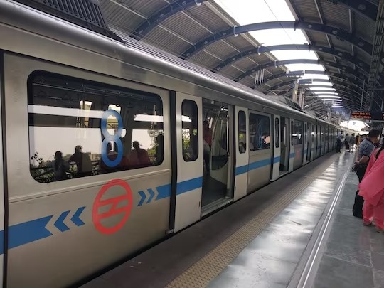 दिल्ली आबकारी विभाग मेट्रो ट्रेनों में शराब की दो बोतलें ले जाने के नियम में बदलाव चाहता है
