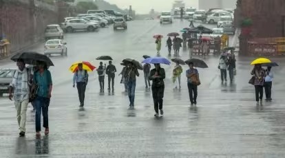 Weather Update: दिल्ली एनसीआर में बारिश ने दिलाई लोगों को उमस भरी गर्मी से राहत, तापमान में गिरावट…