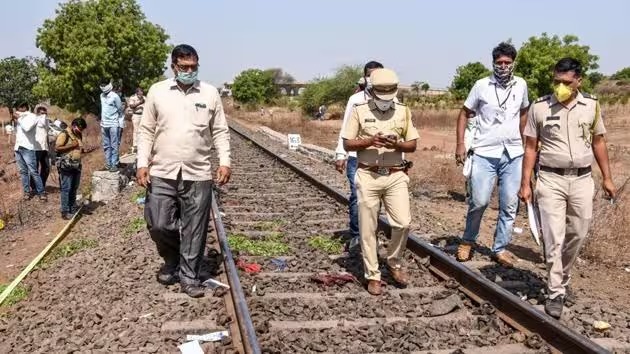 Etawah Crime: रेलवे ट्रैक पर पड़ा मिला युवक का शव, परिजनों ने प्रेम प्रसंग में हत्या होने की आशंका जताई…