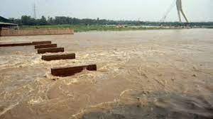 दिल्ली में खतरे के निशान से ऊपर आई यमुना; निचले इलाकों में बाढ़ का खतरा