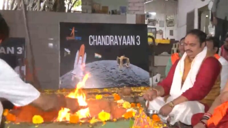 Chandrayaan-3: चंद्रयान-3 को लेकर हवन-पूजन का दौर जारी, चंडीगढ़ के सभी स्कूलों में होगा लैंडिंग का लाइव प्रसारण…
