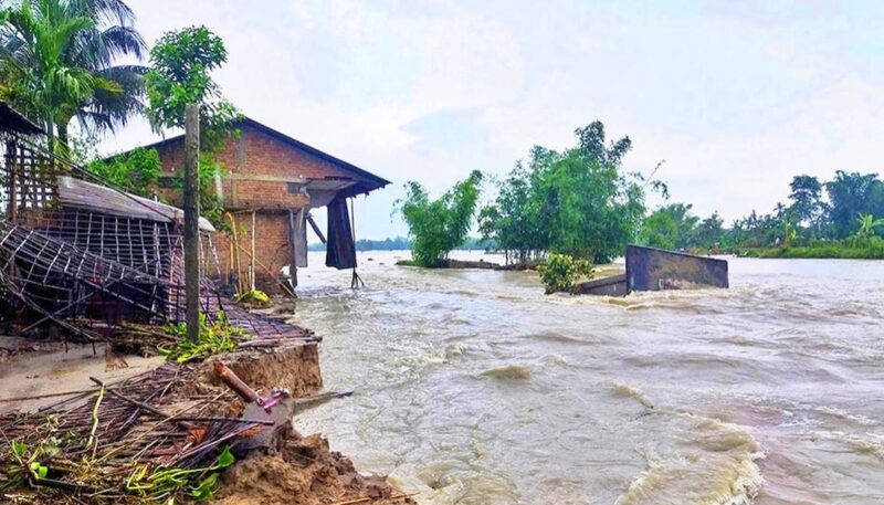 Assam: बाढ़ के चलते असम की हालात गंभीर, ब्रह्मपुत्र नदी खतरे के निशान के पार, सुरक्षित स्थानों पर जा रहे लोग…