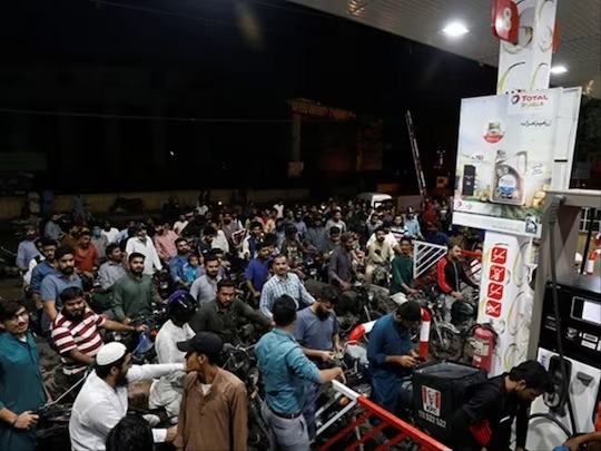 पाकिस्तान में मचा हाहाकार, पेट्रोल-डीजल के दाम 270 रुपये के पार, सरकार ने कहा- ‘राष्ट्रीय हित’ में लिया फैसला