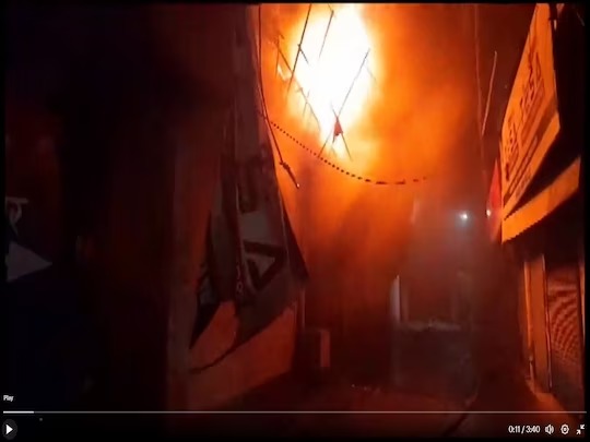 दिल्ली के बवाना की केमिकल फैक्ट्री में लगी भीषण आग, मोके पर 30 फायर ब्रिगेड