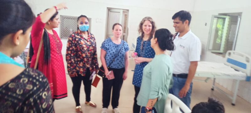 अमेरिका से आई हुई टीम पहुँची कानपुर जच्चा बच्चा अस्पतालकरेगी रिसर्च