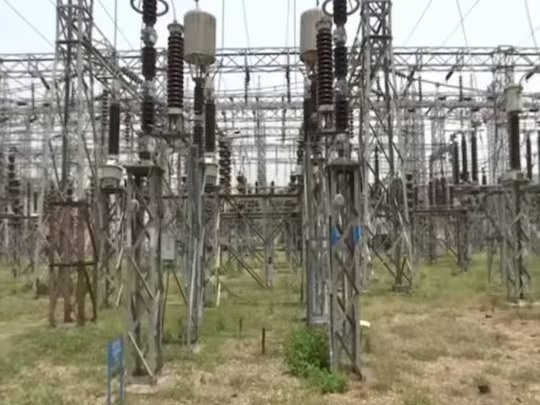 नोएडा में बिजली का पोल लगाते समय करंट लगने से एक मौत,  सात कामगार झुलसे