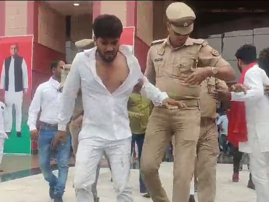 एमएलसी स्वामी प्रसाद मौर्य पर लखनऊ में एक कार्यक्रम के दौरान फेंका गया जूता,आरोपी को भीड़ ने जमकर पीटा   