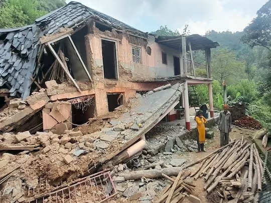 हिमाचल प्रदेश में बारिश के कारण 2220 मकान पूरी तरह जमींदोज, 11 हजार घरों में दरारें