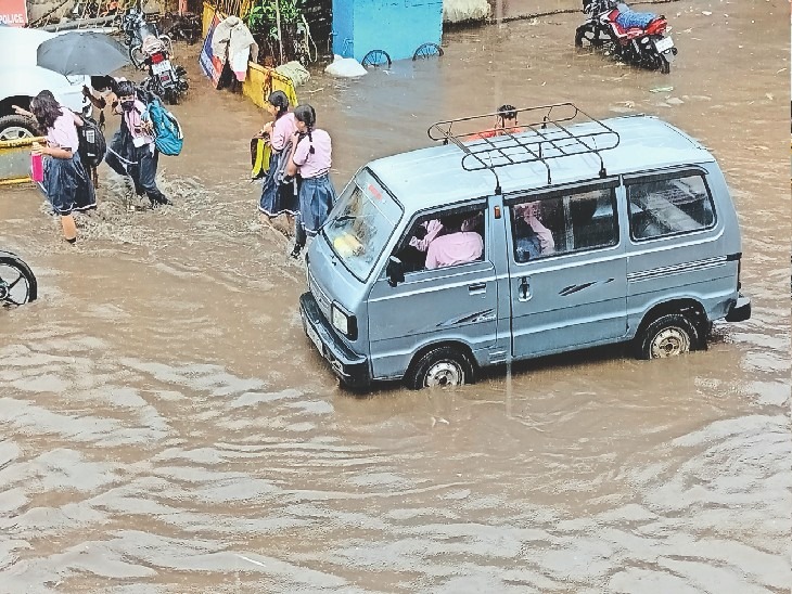 आफत बनी तेज बारिश…घंटो फंसी रही स्कूल वैन, सड़के बन गई तालाब, कार-टेंपो और बस में धक्का लगाते रहे लोग