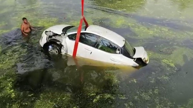 हरदोई में हादसा: तेज रफ्तार कार ने बाइक में मारी टक्कर, तालाब में गिरी कार, दोनों चालक गंभीर रूप से घायल…