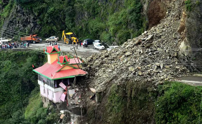 Shimla Landslide: भारी बारिश के चलते हुए भूस्खलन की चपेट में आया शिव मंदिर, करीब 40 से ज्यादा लोग दबे, 8 शव बरामद…