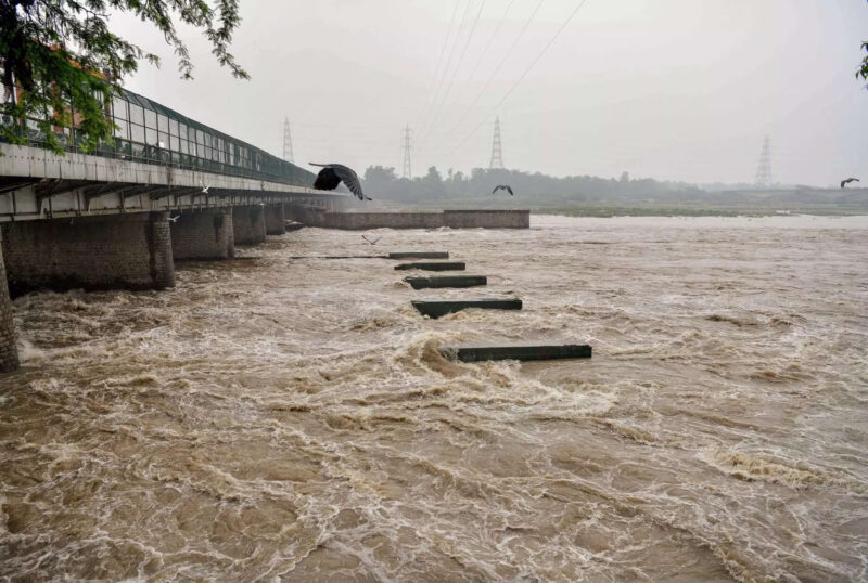 Yamuna Water Level: दिल्लीवासियों पर एक बार फिर बाढ़ का खतरा, यमुना नदी का जलस्तर खतरे के निशान के पार…