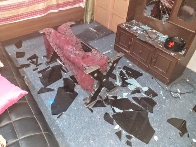 Ghaziabad: दबंगों ने घर में घुसकर की तोड़फोड़, सामान सड़क पर फेंका, कब्जा करने के लिए किया था हमला…