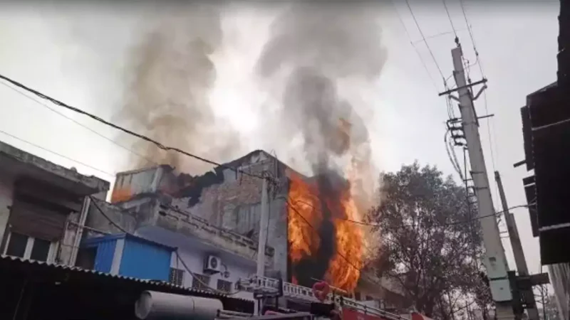 शामली में हादसा: पटाखा फैक्टरी में लगी आग, हुआ विस्फोट, चपेट में आई महिला की हुई दर्दनाक मौत…