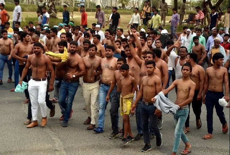 Indore News: छात्रों ने सड़क पर ही उतारे कपड़े, गाड़ियां रोककर देखने लगे वाहन चालक, लगा जाम…