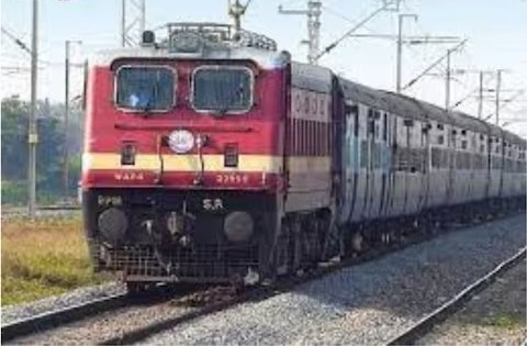 पंजाब : हजारों यात्रियों ने टिकट कराए कैंसिल,136 ट्रेनें कैंसिल ,रेलयात्री जानें कब तक रहेंगे ये हालात