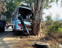 Hisar: पेड़ से टकराई रोडवेज बस, बच्ची को बचाने के चक्कर में हुआ हादसा, दादा की उंगली छुटवाकर रोड पर आई मासूम…