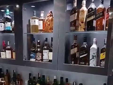 बिजनौर में एक रेलवे कर्मी ने अपने घर को ही बना रखा था शराब की दुकान