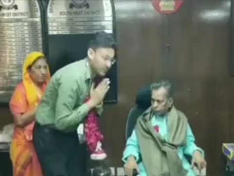 दिल्ली के जिलाधिकारी ने अपनी कुर्सी पुजारी को दी,वीडियो हुआ वायरल