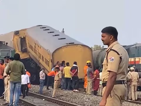 आंध्र प्रदेश रेल दुर्घटना में मृतकों  की संख्या 13 हुई,50 लोग घायल, 18 ट्रेनों का रूट डायवर्ट