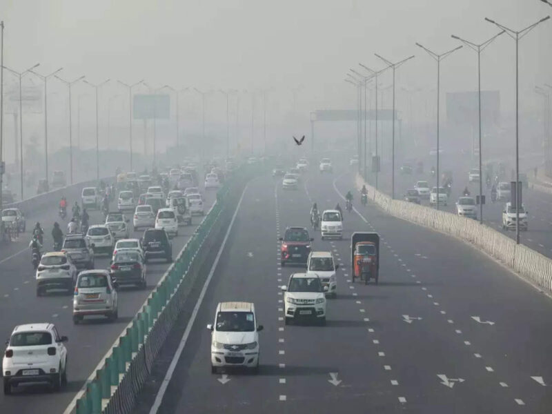 Pollution: सुधरने का नाम नही ले रही है दिल्ली की हवा, मुश्किल में है दिल्लीवासियों की सांसें, जानें AQI…