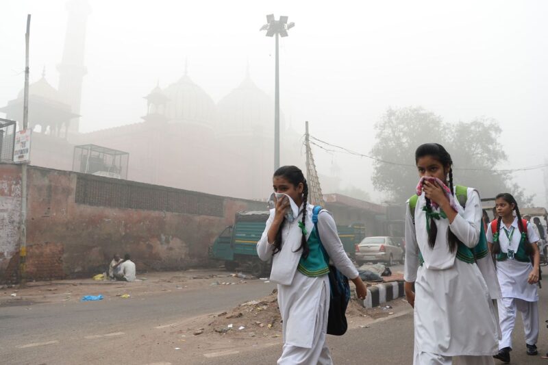 Air Pollution: दिल्ली में कम होने का नाम नही ले रहा है वायु प्रदूषण, पर्यावरण मंत्री ने बुलाई बैठक, सभी स्कूल किये बंद….