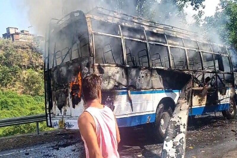 Fatehabad: टोहाना से फतेहाबाद आ रही निजी बस में लगी आग, यात्रियों का सामान जलकर हुआ राख…