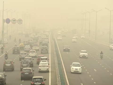 पूरे दिल्ली-NCR पर धुंध की गहरी चादर, AQI 504 पर बेहद गंभीर श्रेणी में