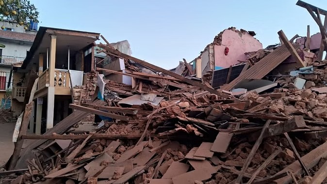 नेपाल में आए भूकंप के चलते 128  लोगो की हुई मौत,100 से  अधिक हुए घायल