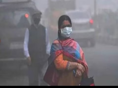 दिल्ली की दमघोंटू हवा बनी खतरा, लोगों को हो रही गम्भीर बीमारियाँ, जाने कब तक मिलेगी राहत…