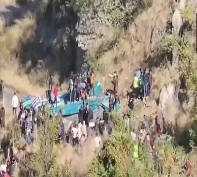 जम्मू-कश्मीर में दर्दनाक हादसा, खाई में गिरी बस से हड़कंप,38 लोगों की मौत
