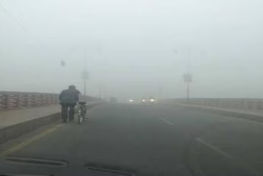 उत्तर प्रदेश : लखनऊ में कोहरे का असर ,आने वाले दिनों में और अधिक बढ़ेगी ठंड