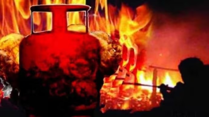 Mandi Fire: गैस सिलिंडर फटने से मकान में लगी आग, लाखों का सामान जलकर हुआ राख…