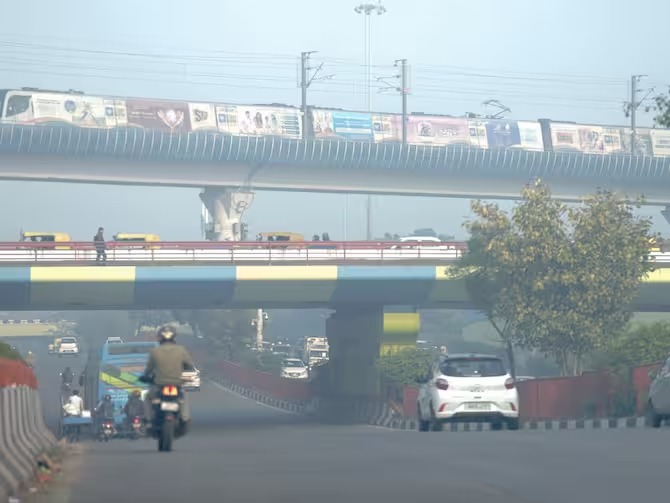 Delhi Pollution: अभी तक नहीं मिली दिल्लीवासियों को प्रदूषण से राहत, कई इलाकों का AQI आज भी गंभीर…