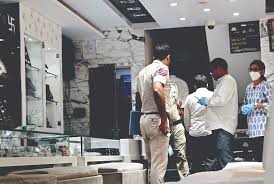 Etah: दिनदहाड़े चोरों ने सराफे की दुकान पर बोला धावा, पार किया लाखों का सामान, सीसीटीवी में कैद हुई घटना…