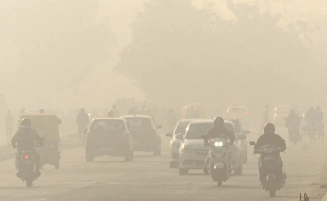 Delhi pollution: दिवाली के बाद रुकने का नाम नही ले रहा दिल्ली का प्रदूषण, 400 के पार पहुंचा AQI…