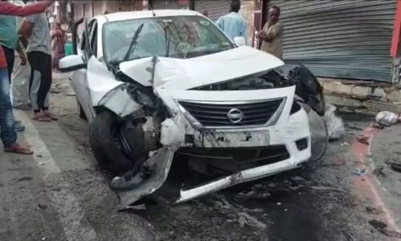 Bilaspur News: अनियंत्रित होकर दुकान के अंदर घुसी तेज रफ्तार कार, चालक हुआ घायल…