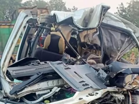 ओडिशा में दर्दनाक सड़क हादसा: यात्रियों से भरी वैन ने ट्रक को मारी टक्कर, 8 लोगों की मौत