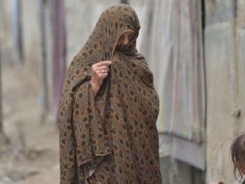 आर्थिक संकट से जूझ रहा पाकिस्तान, अब अफगानी बुर्का पहनकर मांग रहे भीख