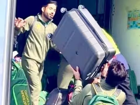ऑस्ट्रेलिया पहुंचने पर खुद ही ट्रक में सामान लोड करते दिखे PAK क्रिकेटर्स, यूजर्स ने शेयर किए मजेदार Memes
