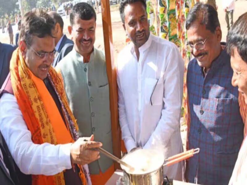 Rajasthan News: चाय बनाते नजर आए मुख्यमंत्री भजनलाल शर्मा, चाय वाले के पैर छूकर लिया आशीर्वाद…