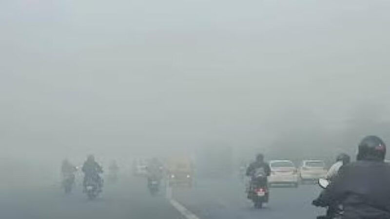 Weather Update: कोहरे की चादर में लिपटा दिल्ली-NCR, आवागमन में आई रुकावटें,ऑरेंज अलर्ट जारी…