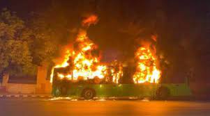 Rajasthan: वायरिंग शॉर्ट होने के चलते मजदूरों से भरी बस में लगी आग, कूदकर बचाई अपनी जान…