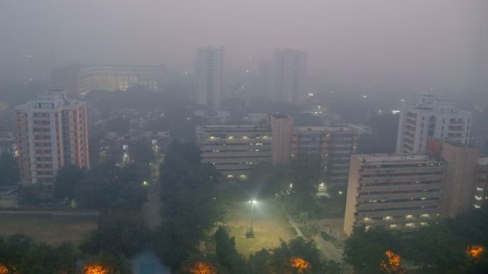 Weather: दिल्ली-NCR में घना कोहरा बना संकट, दृश्यता बेहद कम, यातायात हुआ प्रभावित…