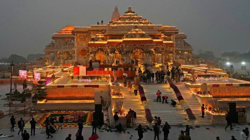 Ayodhya Ram Mandir : रामलला के अयोध्या आने से खुश है रामभक्त, दिल खोलकर कर रहे हैं दान…